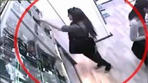 Ladronas: dos estilos 'femeninos' de robar en la tienda
