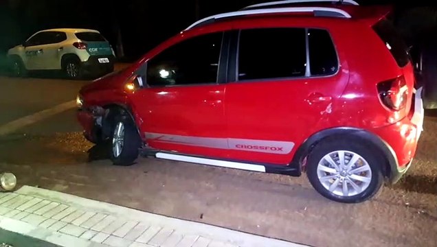 Após colisão com Crossfox, Gol atinge muro de imóvel na Rua Nereu Ramos