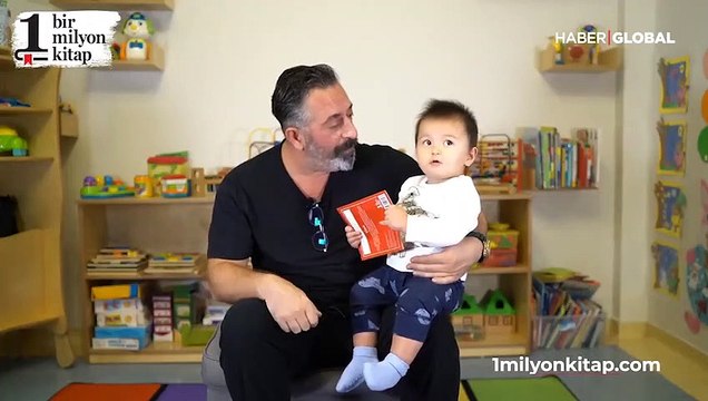 Cem Yılmaz çocuklara kitap okudu