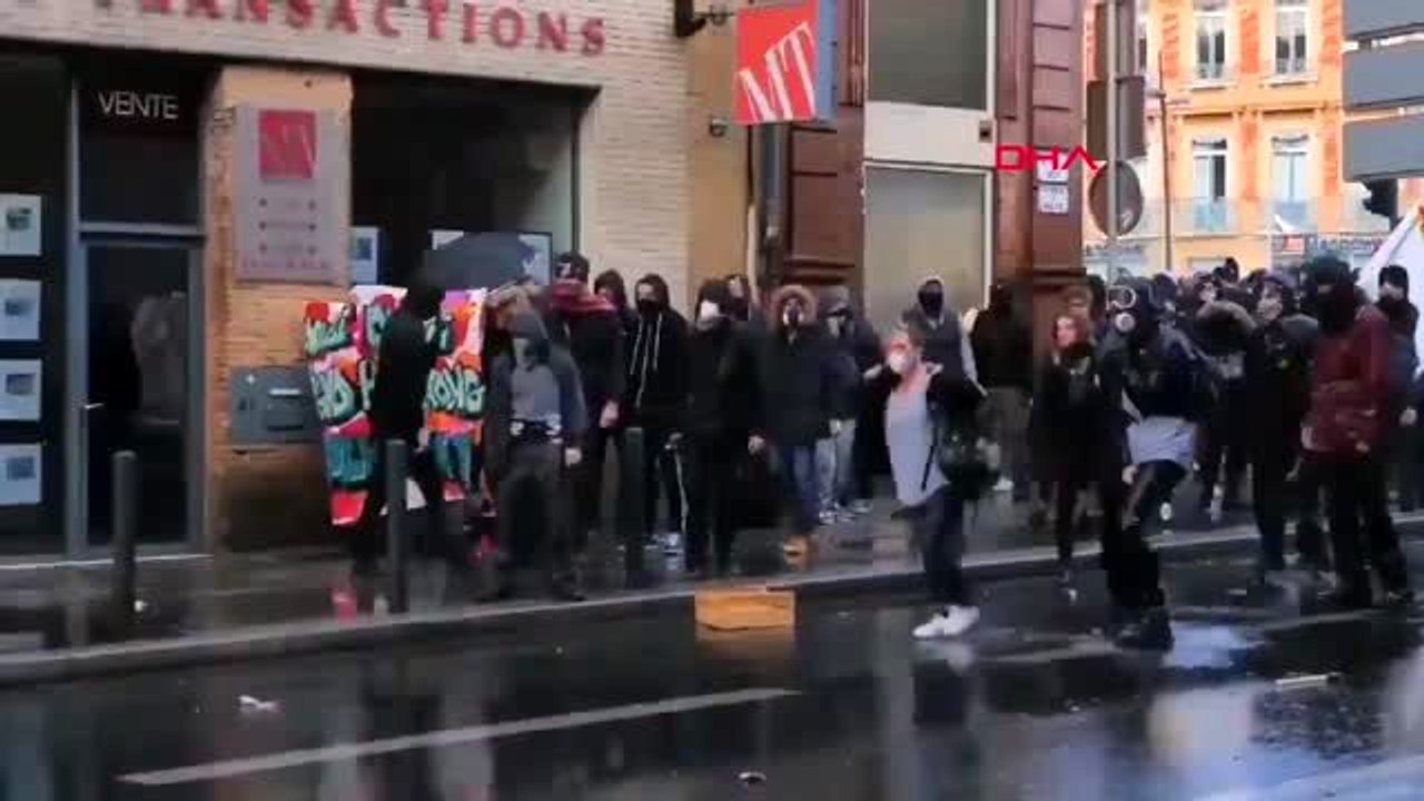 Fransa'da polis eylemcilere tazyikli su ve biber gazı ile müdahale etti