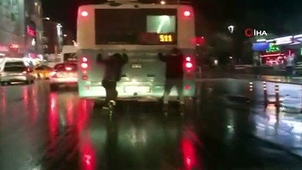 Başkent'te patenli gençlerin tehlikeli yolculuğu kamerada
