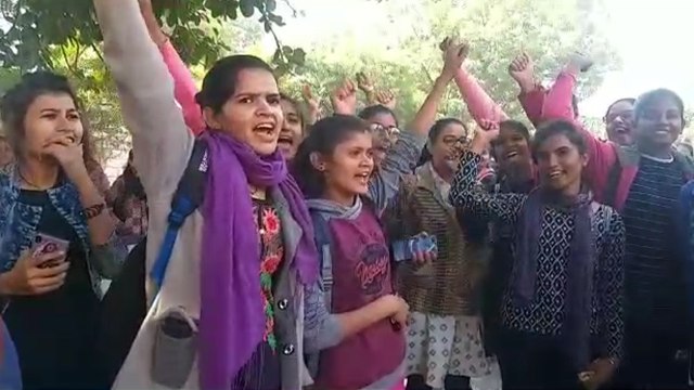 हैदराबाद एनकाउंटर: जोधपुर की लड़कियों ने लगाए हैदराबाद पुलिस जिंदाबाद के नारे