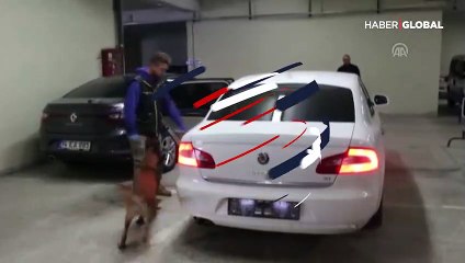 Polisin arabasından 121 kilogram esrar çıktı