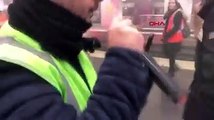 Fransa’daki süresiz grevde polis, eylemcilere tazyikli su ve biber gazı ile müdahale etti