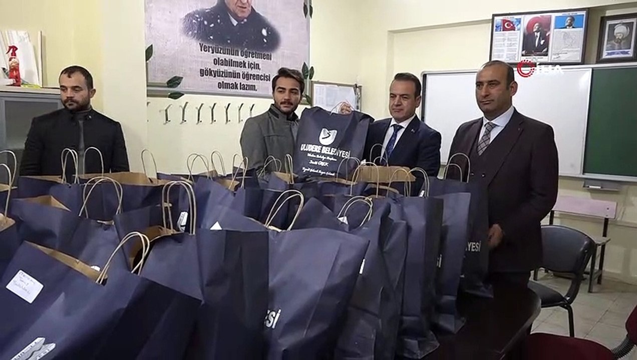 Uludere Belediyesi’nden öğrencilere kışlık bot ve mont yardımı