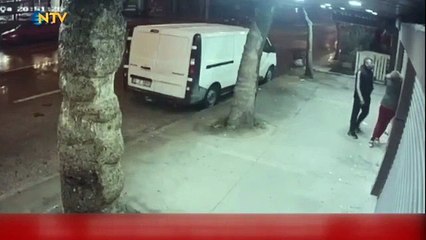 Sokak ortasında kadına şiddet kamerada