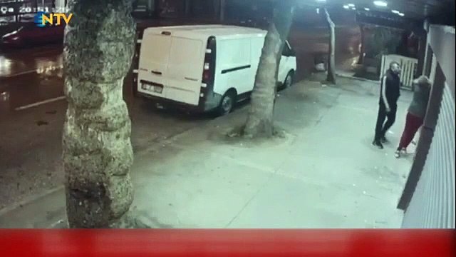Sokak ortasında kadına şiddet kamerada