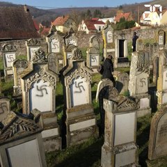 Une centaine de tombes profanées dans un cimetière juif en Alsace