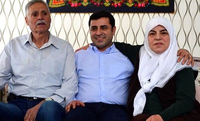 Son dakika: Selahattin Demirtaş'ın anne ve babasının da içinde bulunduğu araç kaza yaptı