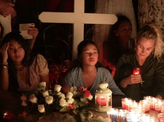 Exclu Public : Accompagnées de Laeticia, Jade et Joy au bout du rouleau sur la tombe de Johnny Hallyday !