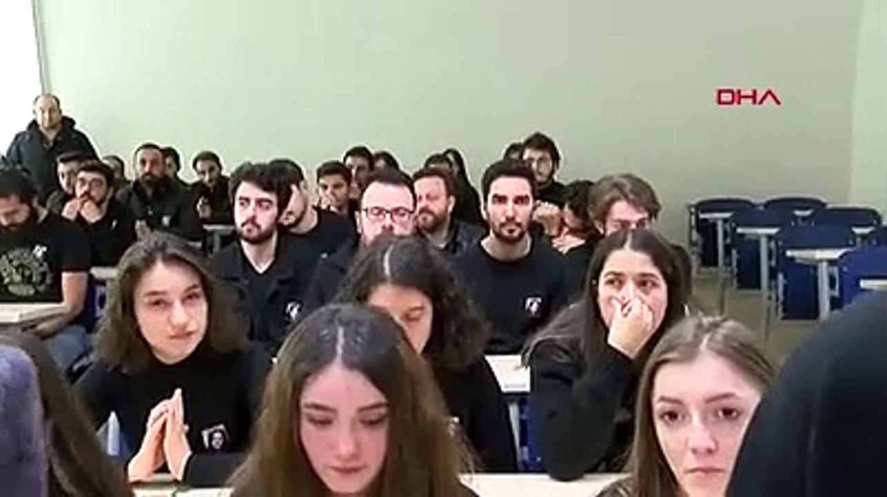 Anma töreninde arkadaşları Ceren Özdemir'in çok sevdiği 'You raise me up' şarkısını gözyaşları içinde seslendirdi