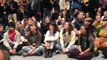 Greta Thunberg junto a sus compañeros cantando en la sentada en la COP25