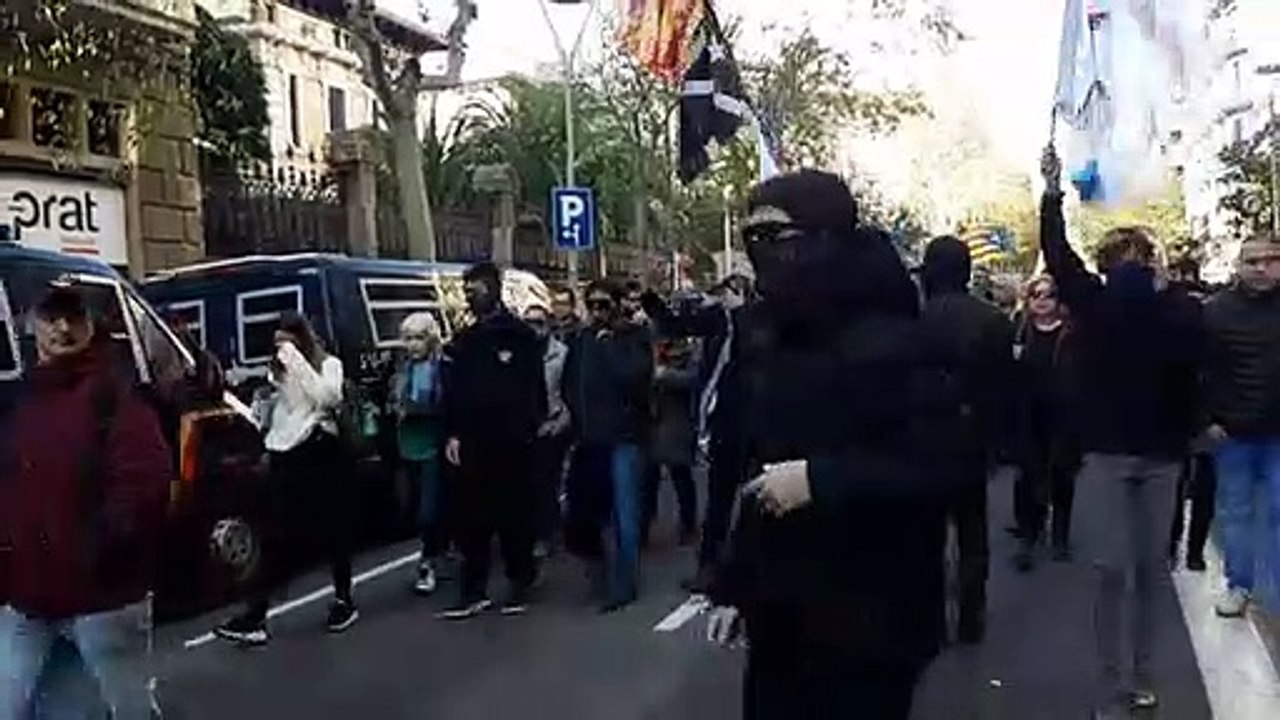 Manifestants tallen el carrer Aragó amb Bruc