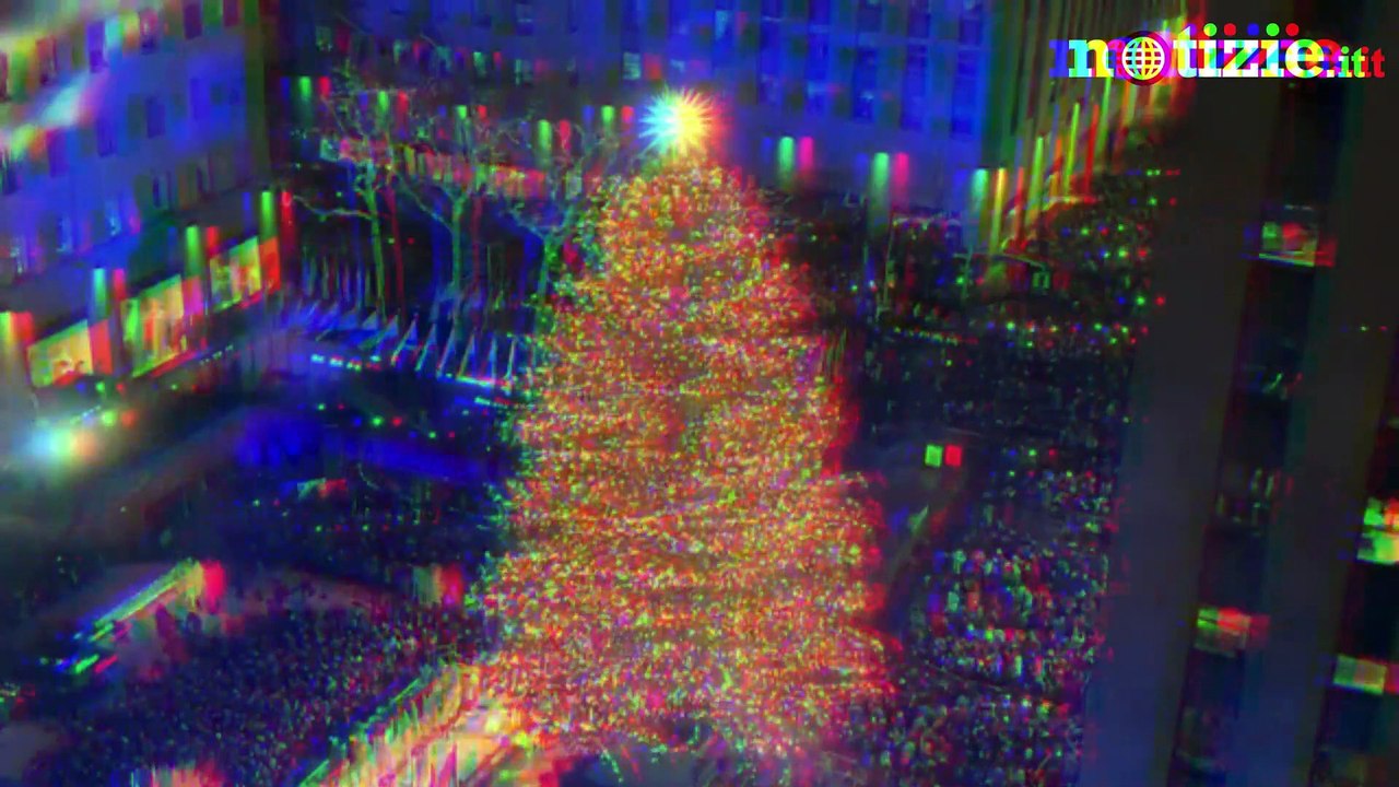 New York, al Rockefeller Center si accende l'albero di Natale più famoso al mondo | Notizie.it