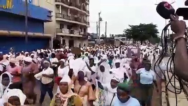 Des femmes gendarmes et policières encadrent la marche blanche contre les tueries