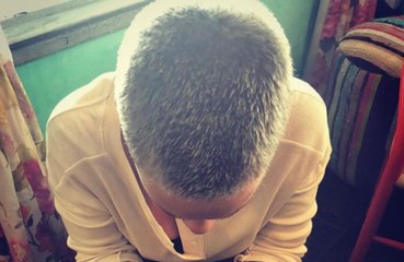 ピンク、ボウズ頭を披露