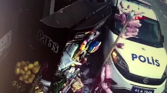 Kocaeli otomobilin çarptığı polis aracı, yol kenarında yürüyen gence çarptı