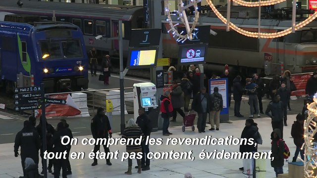 2e jour de grève dans les transports: réactions d'usagers gare de Lyon à Paris