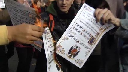 Los CDR queman la Constitución ante la Delegación del Gobierno en Barcelona