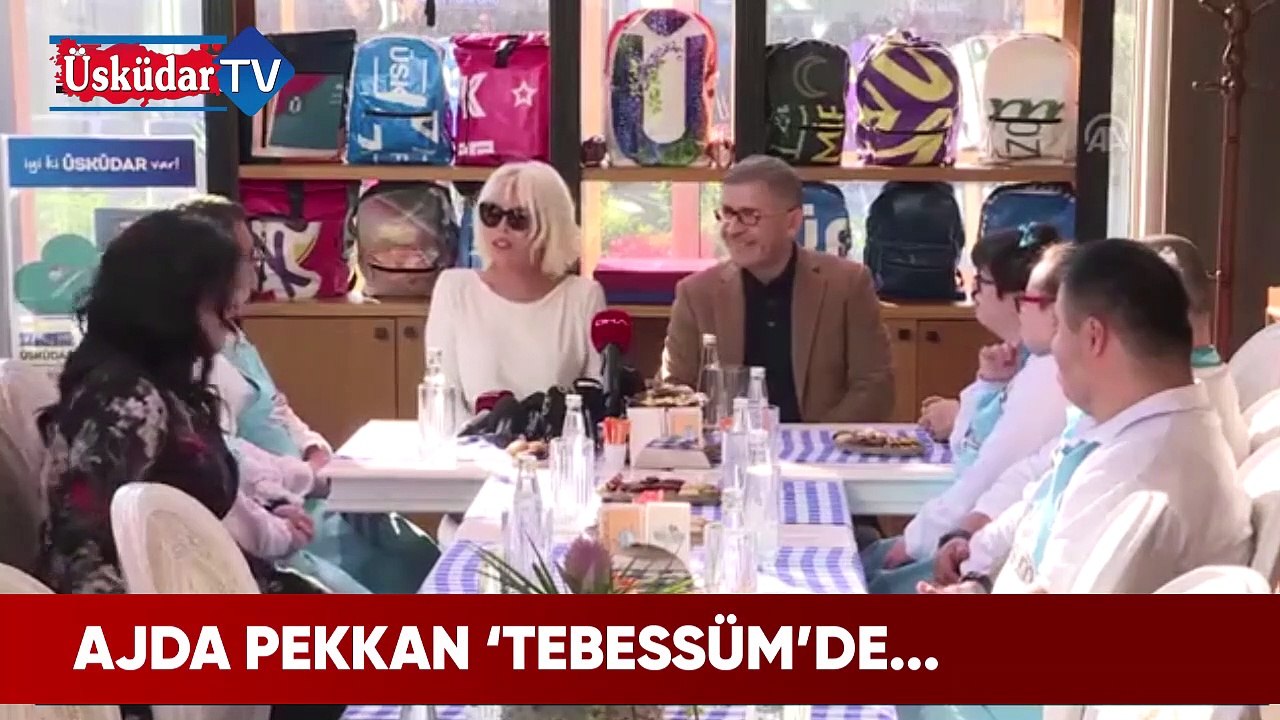 Ajda Pekkan Üsküdar'da Tebessüm Kahve'yi Ziyaret Etti