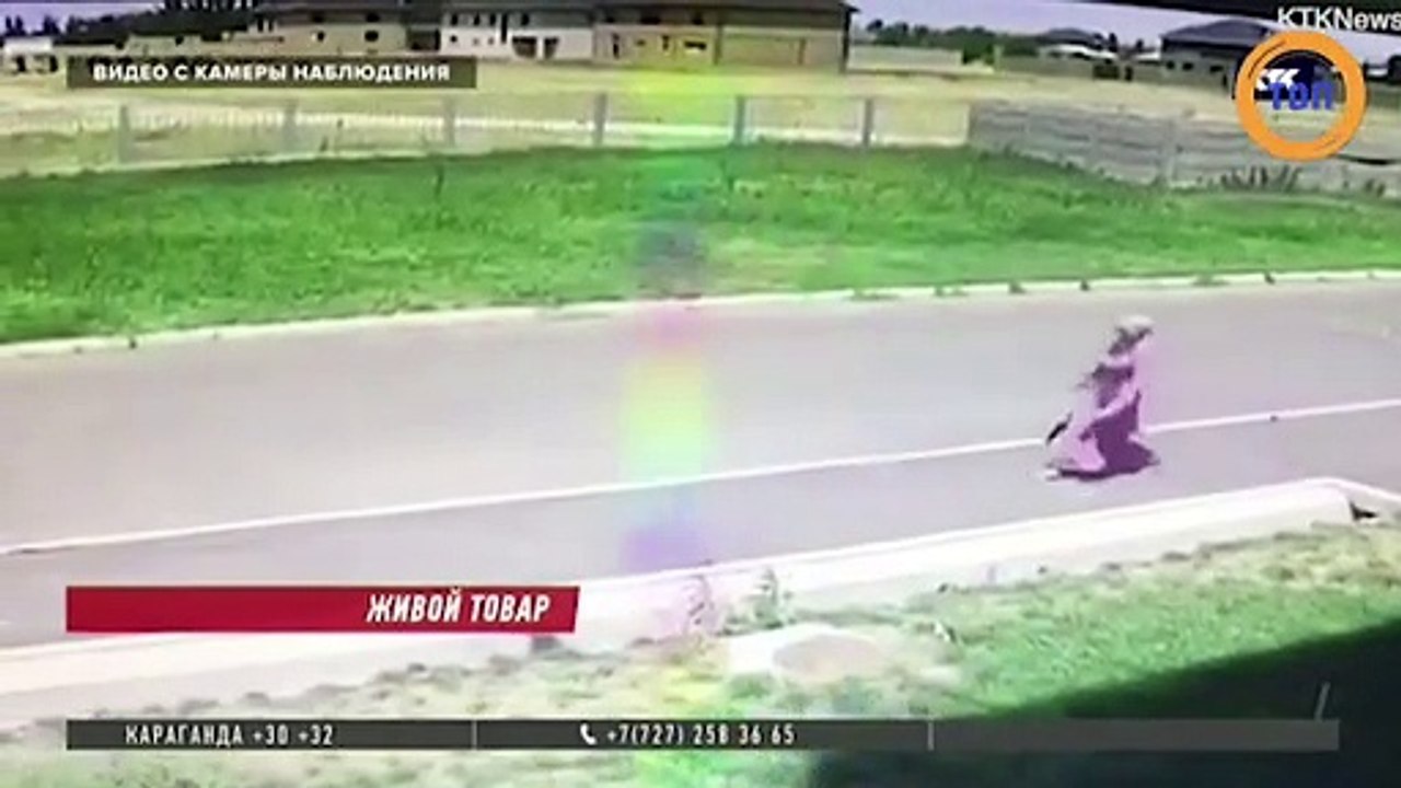 Une femme kidnappe un bébé dans un sac de sport