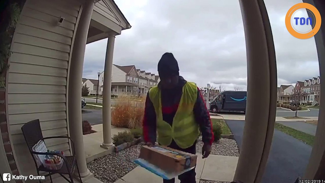 Elle laisse des friandises devant sa porte pour les employés Amazon, et la réaction d’un livreur est juste géniale !