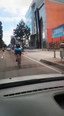Ciclista furioso porque le reclaman por usar la cicloruta