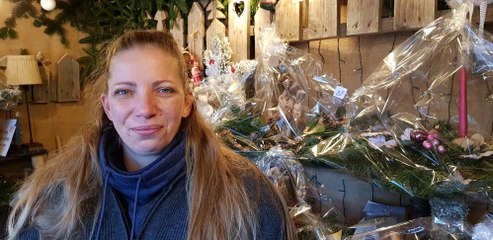 Au marché de Noël de Thann, Cindy Poirot, productrice et vendeuse de sapins, donne ses petits trucs pour conserver leur fraîcheur aux arbres de Noël