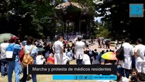 Médicos residentes bonaerenses paran y marchan en La Plata al ministerio de Salud