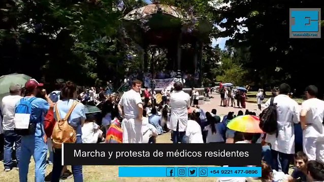 Médicos residentes bonaerenses paran y marchan en La Plata al ministerio de Salud
