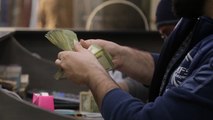 أزمة بحركة البيع والشراء بعد تدهور قيمة العملة السورية أمام الدولار