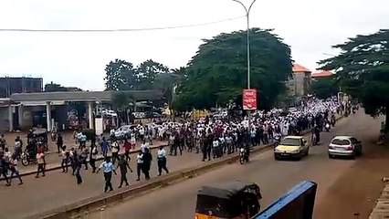 Des femmes disent "amoulanfé" à Alpha Condé