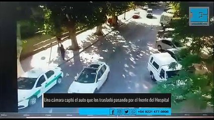 Una cámara muestra el auto en el que habrían llegado al hospital