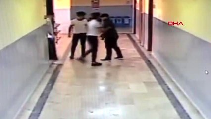 Okul koridorunda dehşet anları; silahlı öğrenci böyle yakalandı
