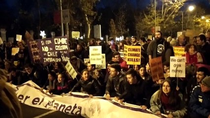 Una multitudinaria manifestación recorre el centro de Madrid para exigir medidas para paliar la crisis climática