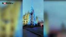 Milano, luci accese per il nuovo albero di Natale in Piazza Duomo | Notizie.it