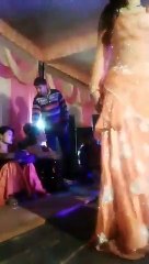 Hindistan’da bir düğünde kadın dansçı, dans performansını durdurduğu için yüzünden silahla vuruldu