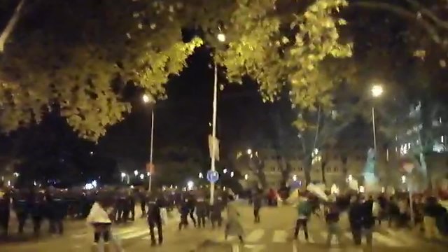 La Policía dispersa a encapuchados que lanzan objetos en la Marcha del Clima