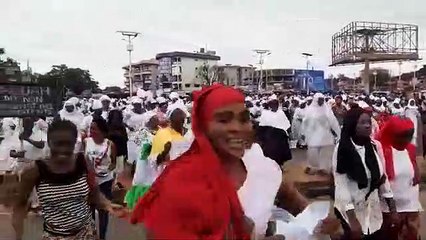 Des femmes disent "amoulanfé" à Alpha Condé