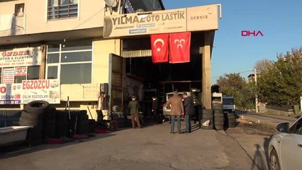 Tamir etmeye çalıştığı lastik patlayınca yere savruldu