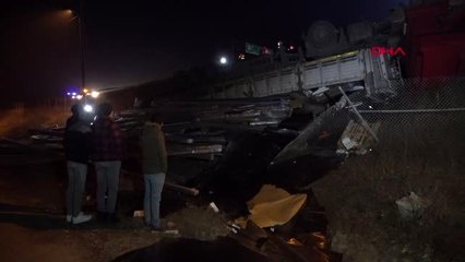 Demir yüklü tır şarampole devrildi