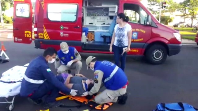Ocupantes de moto ficam feridas em colisão de trânsito na Avenida Tancredo Neves
