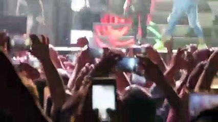 Los macabros 'Guns N Roses' terminan su concierto en México apaleando a Donald Trump