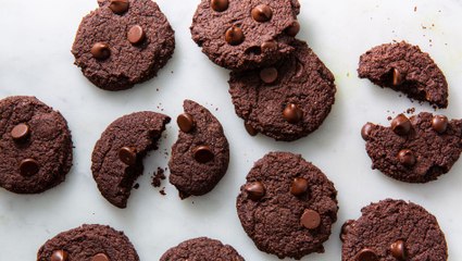 Chocolate Keto Cookies Are Addictively Soft And Fudgy!