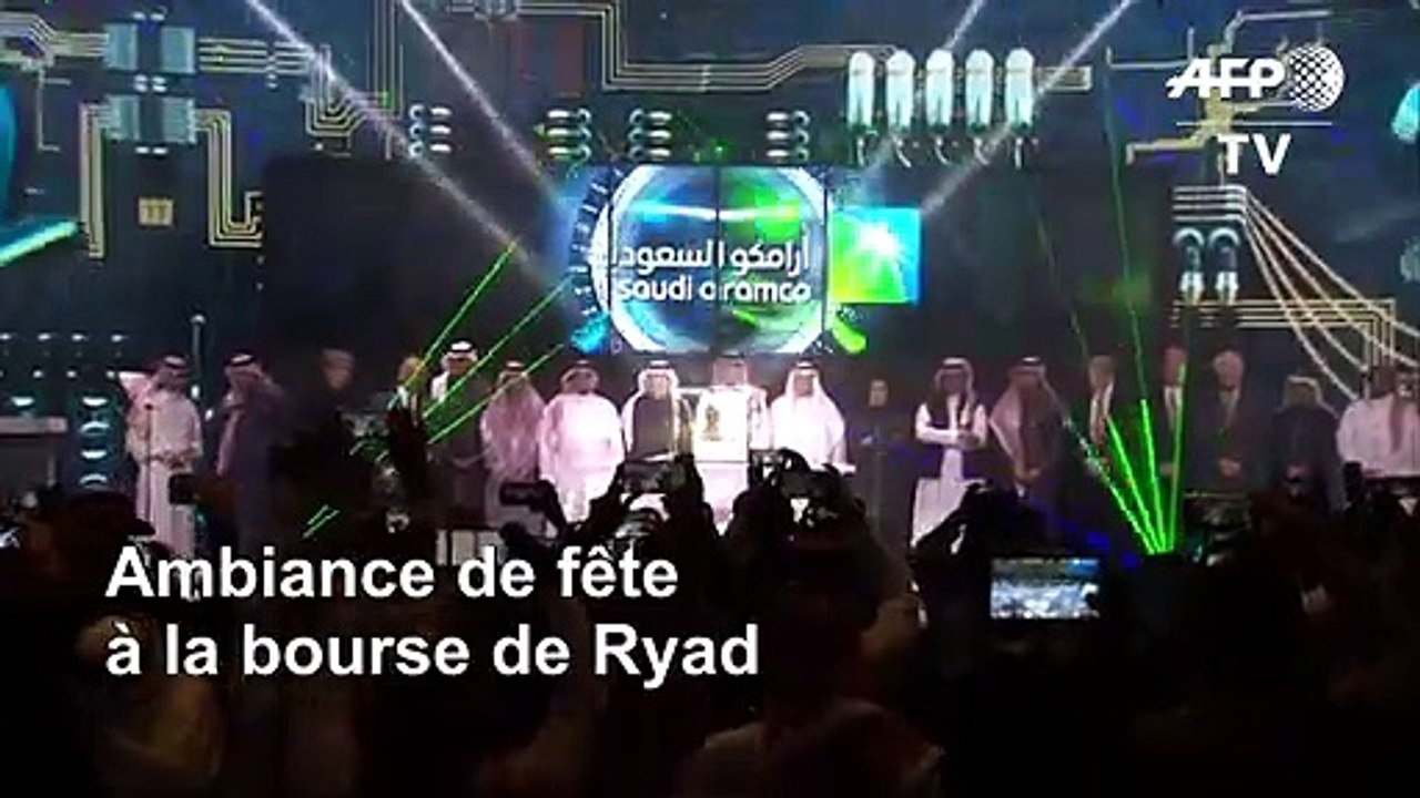 Les dirigeants de Saudi Aramco sonnent la cloche pour l'entrée en bourse de l'entreprise