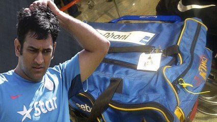 தோனியின் லக்கேஜை மாற்றி எடுத்து சென்ற பயணி !