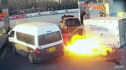 Yağ sızdıran kamyonet, saniyeler içersinde alev aldı