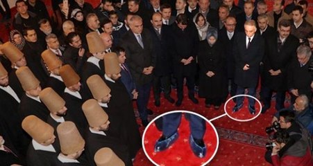 "Birader sen öğretmen misin?" çıkışıyla tepki çeken Konya Valisi, camiye ayakkabıyla girdi