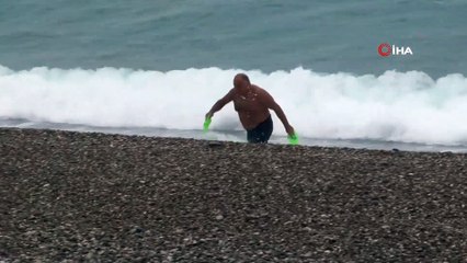 Antalya'da Kırmızı Koda Rağmen Dev Dalgalarda Deniz Keyfi