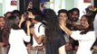 Jhanvi Kapoor takes cute selfie with fans at Benetton Fragranc event | FilmiBeat
